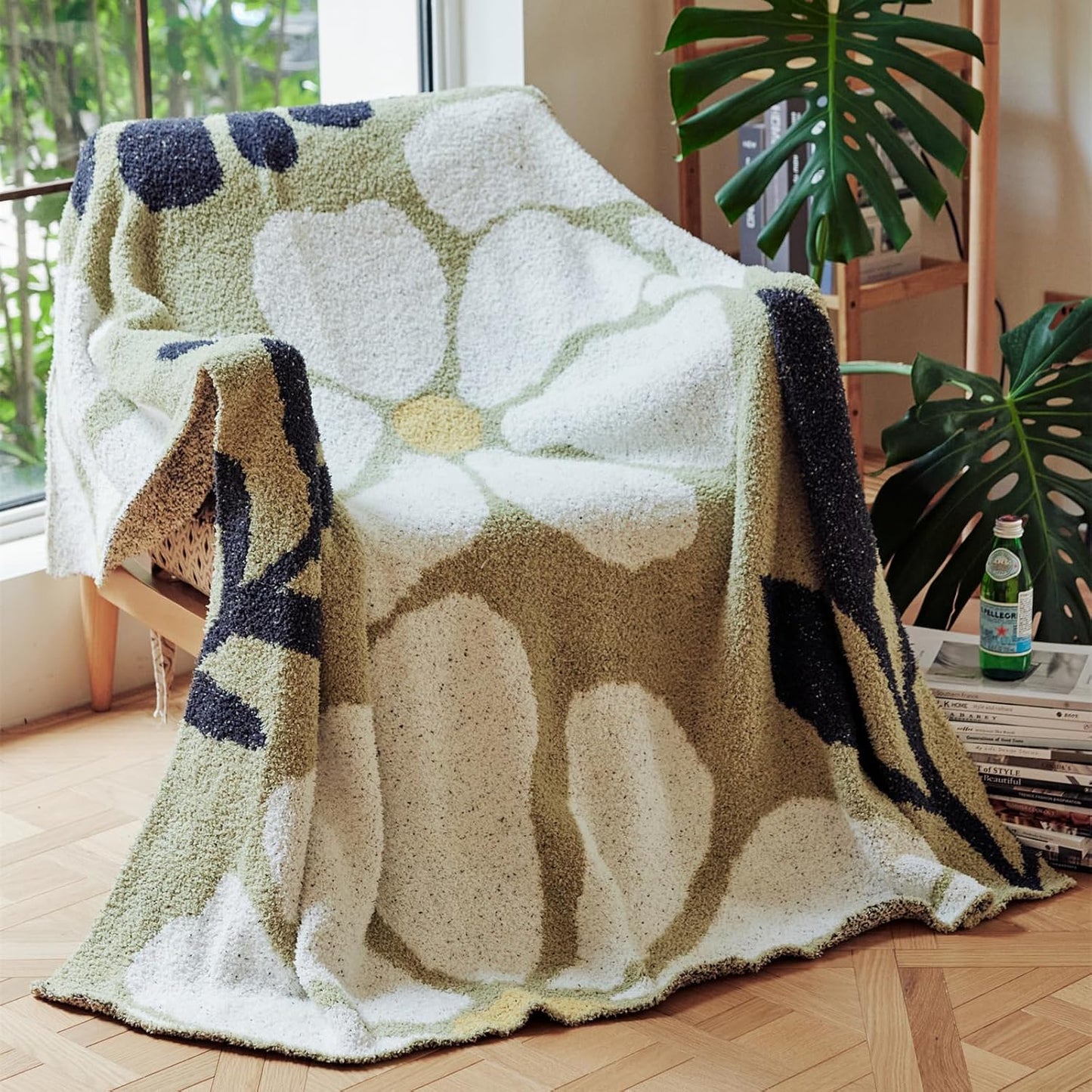 Floral Throw Blanket Big Flower Pattern Soft Cozy Warm Fuzzy Fluffy Microfiber Feather for Couch Bed Sofa Baby Pets Home Decor All Season (Chen Red, 47'' x 59'')